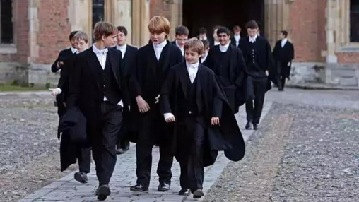 校服承擔(dān)育人功能，但為何中國(guó)校服卻承擔(dān)管理功能？